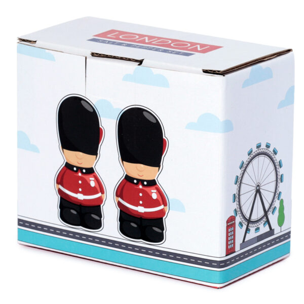 SP47_002 Novelty Guardsman Ceramic Salt and Pepper Set